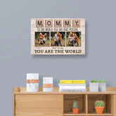 Foto-Leinwanddruck „Mommy To The World You Are One Person But To Us You Are The World“.